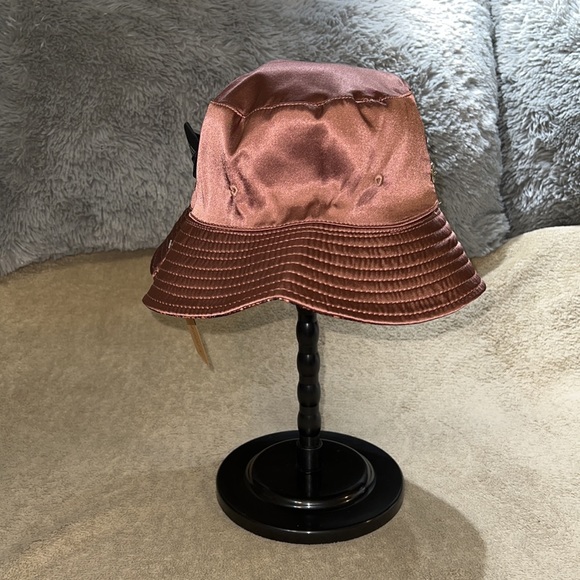 Steve Madden Women’s Paisley/Solid Reversible Bucket Hat “NWT” - Picture 4 of 7